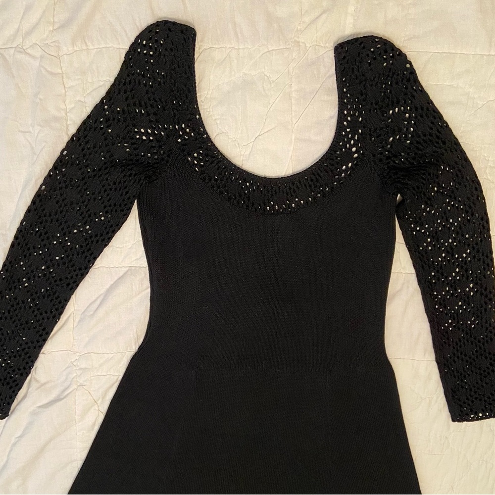 ST. JOHN KNIT - GORGEOUS CROCHETED NECKLINE & SLEEVES
